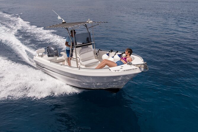 5 Hours Boat Rental in Santorini - Getting a boat-handling briefing