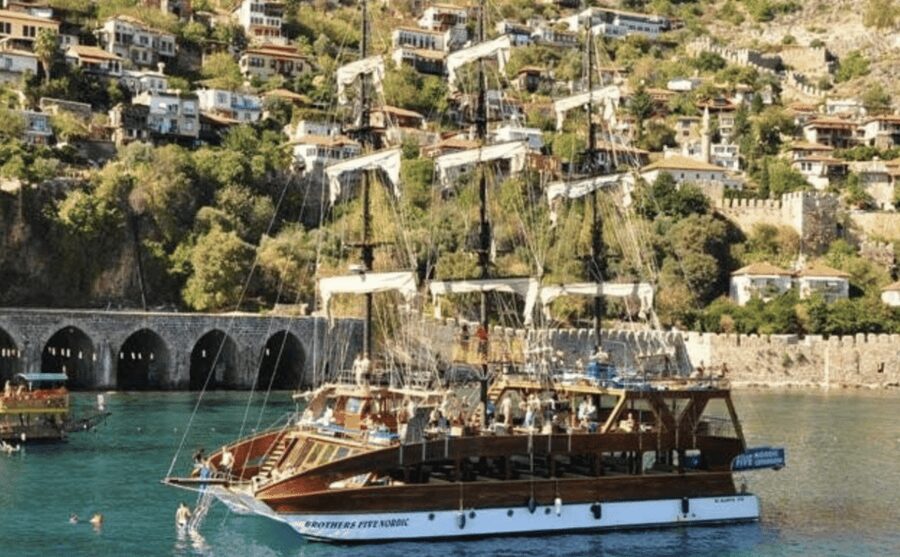 Alanya: Catamaran Boat Tour with Snorkeling with Lunch - Music, dancing, and the foam party