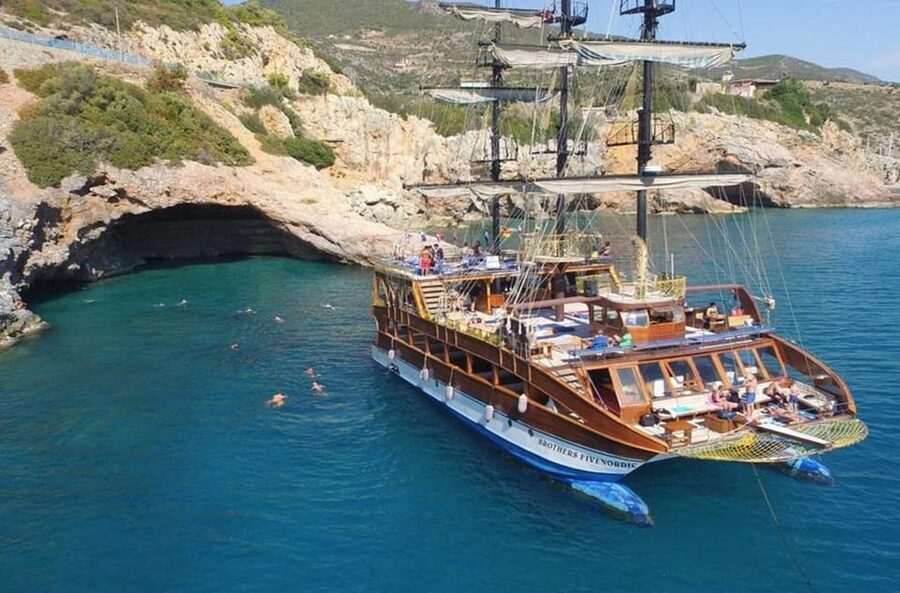 Alanya: Catamaran Boat Tour with Snorkeling with Lunch - How the transport affects the day