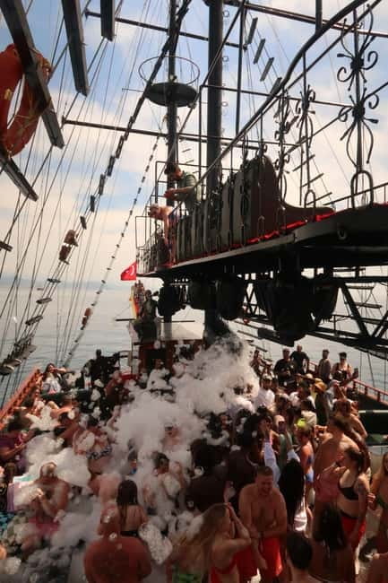Alanya: Pirate Boat Party with Foam, Disco, Lunch & Drinks - The entertainment and foam party