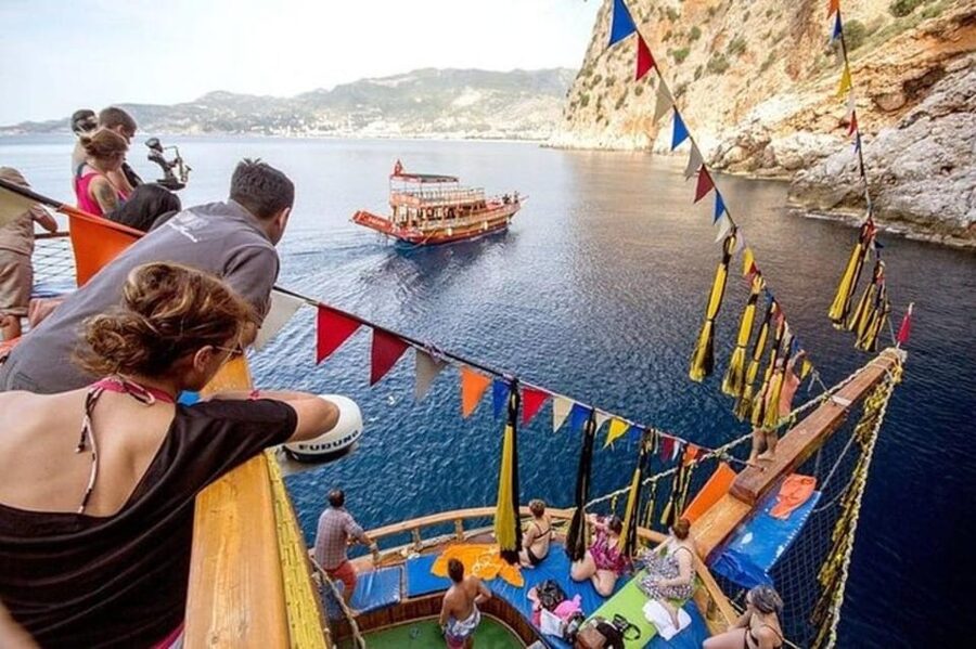 Alanya: Pirates Boat Trip with Lunch and Hotel Pickup - What the $20 price really buys you