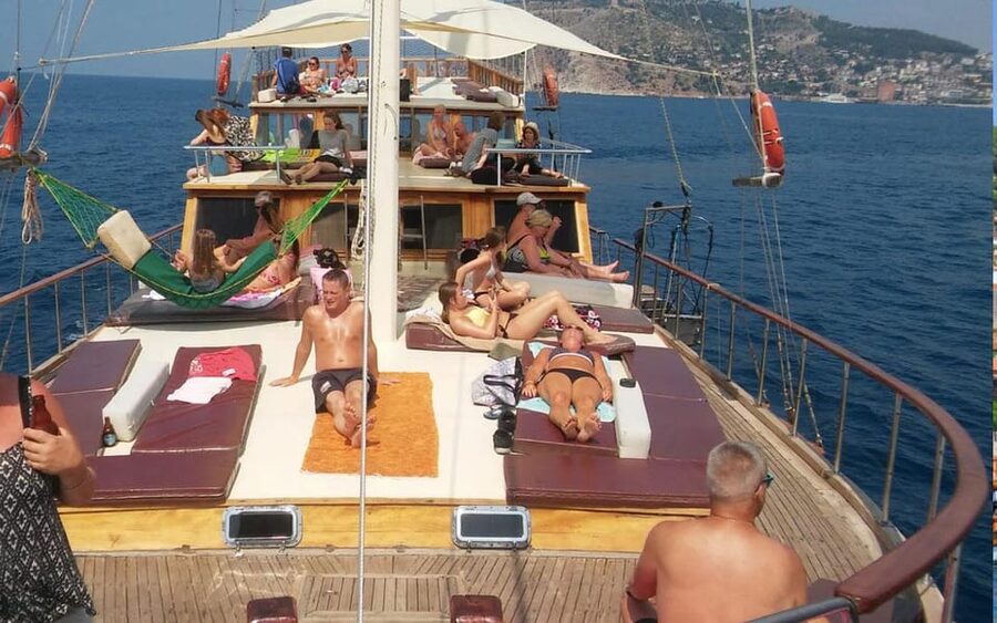 Alanya Relaxing Family Boat Tour Without Foam And Loud Music - Seeing Alanya Castle and the Red Tower from the water