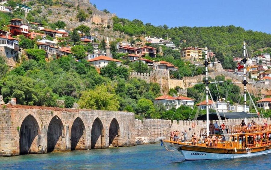 Alanya Relaxing Family Boat Tour Without Foam And Loud Music - Crew service and the small details that matter