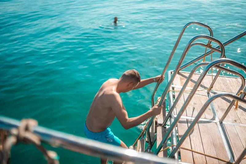 Alanya: Small-Group Boat Tour with Lunch and Soft Drinks - Music, sun, shade, and the question of smoking