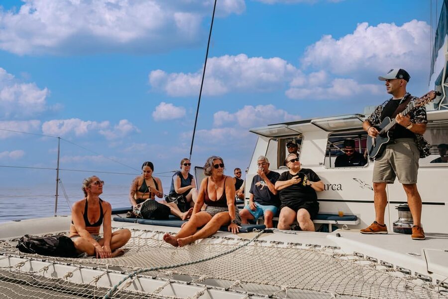 Alicante: Afternoon Cruise with Appetizer and Live Music - Setting out from Alicante harbor at 5:30 PM