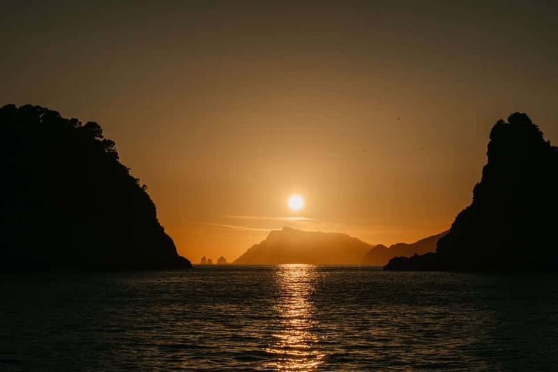Amalfi Coast: Sunset Boat Tour with Fruit & Drinks - Swimming near Praiano at sunset