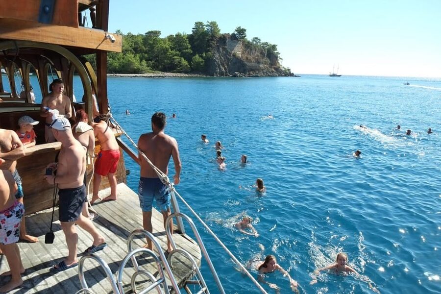 Antalya: Beach & Waterfalls Boat Trip w/ Lunch & Soft Drinks - Lunch with a view of Duden Waterfalls