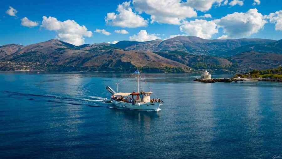 Argostoli: Full-Day Traditional Boat Cruise with Lunch - Xi Beach and the Kefalonia Clay Treatment