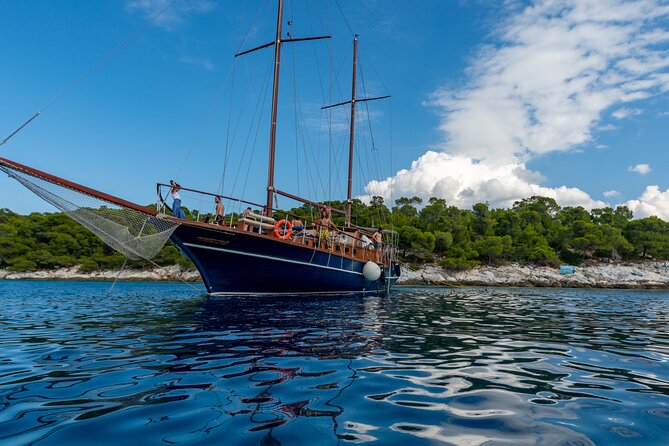 Athens Day Cruise: 3 Islands Tour in the Saronic Gulf with Lunch - Five hours at sea, and what that means