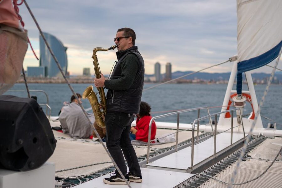 Barcelona: Catamaran Cruise with optional Live Jazz Music - Crew service and changes to the schedule