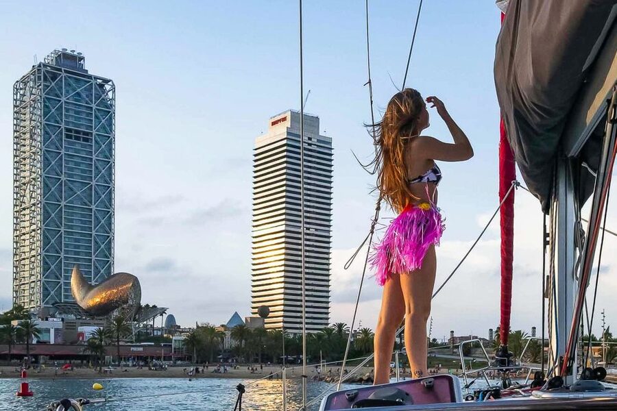 Barcelona: Coastline Boat Trip with Snacks and Cava - Music, atmosphere, and group size