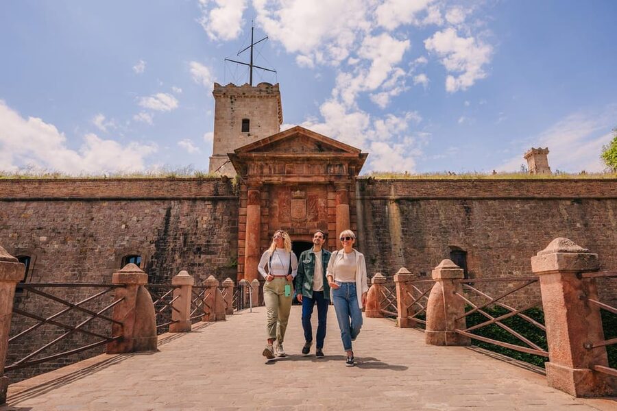 Barcelona: E-Bike Tour with Montjuic Cable Car & Boat Ride - Guide quality and the private-group format