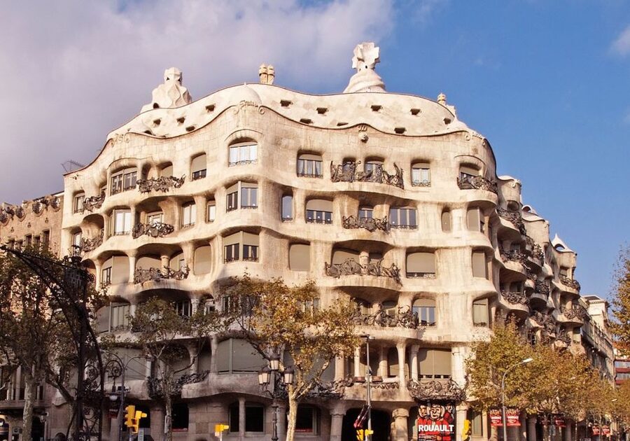 Barcelona: Helicopter, Boat Ride & Old Town Private Tour - Is $500 per person fair value?