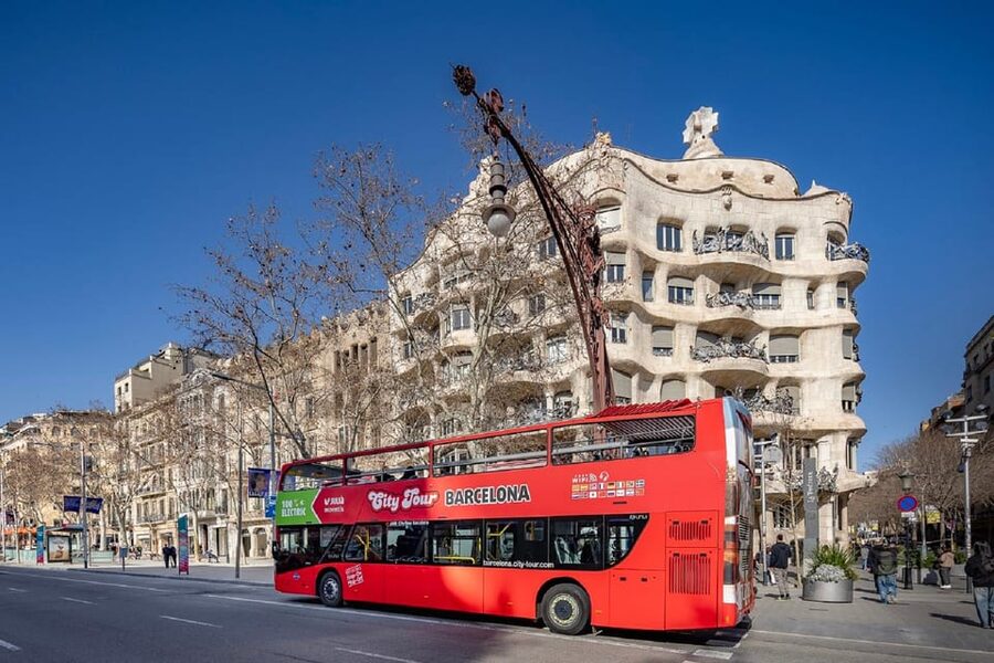 Barcelona: Hop-On Hop-Off Bus with Sailing Cruise - Key points at a glance