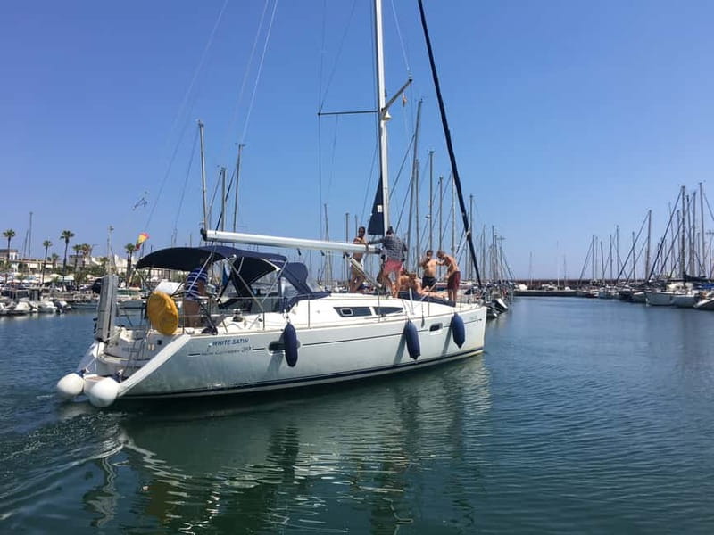 Barcelona: Sunset Boat Trip with Cava Wine and Snacks - Shared sunset trip or private sailing?