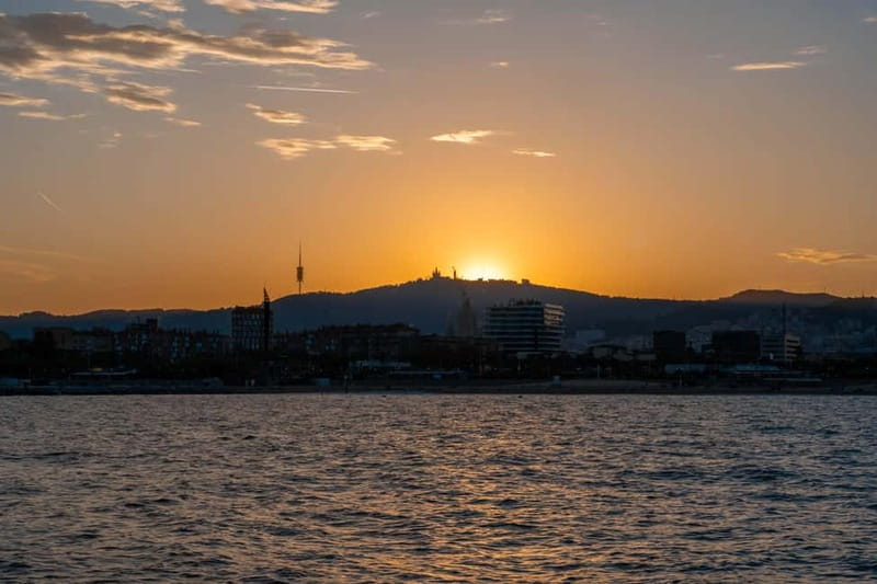 Barcelona: Sunset Catamaran Cruise with Wine and Tapa - The middle 30 minutes: coast, skyline, and sunset