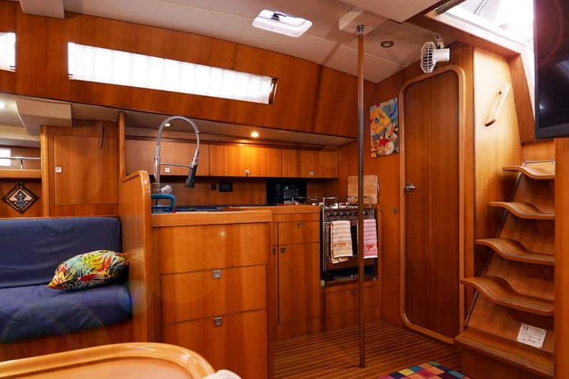Barcelona: Sunset or Afternoon Yacht Cruise with Drinks - The open bar and snacks