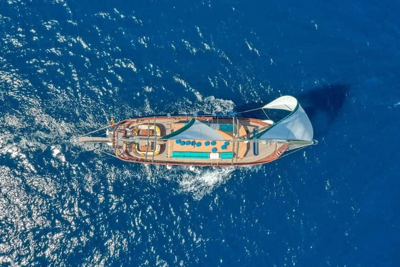 Barcelona: Sunset Sailing Cruise with Live Music - Live music, from guitar songs to saxophone
