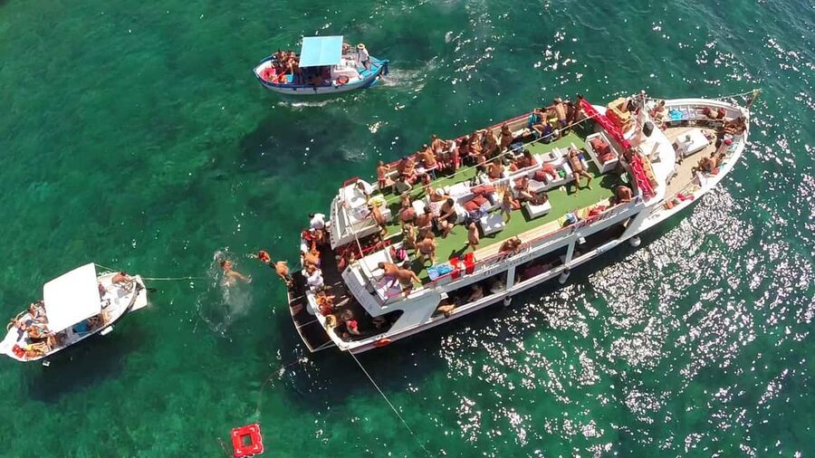 Boat Party al Tramonto nelle acque del Salento con Drink - The First Hour: Leaving the Old Port