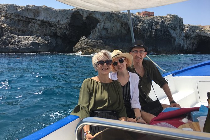 Boat tour of Ortigia Island and sea caves - Entering the sea caves