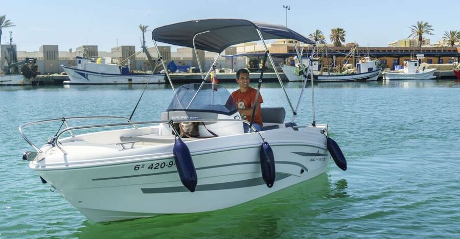 Boat without licence, fuel included - What the 4.3-Meter Boat Gives You