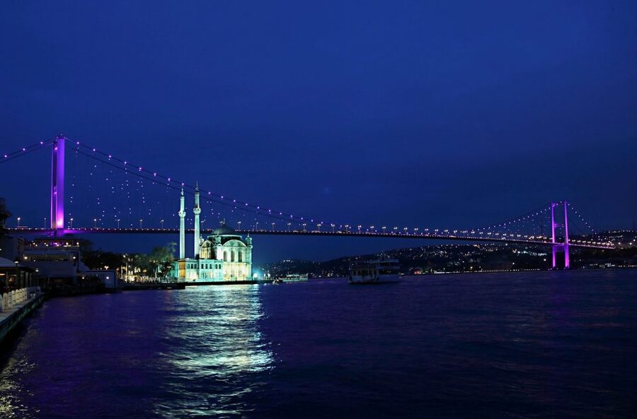 Bosphorus: Dinner Cruise with Live Performances Experience - Asuk Masuk and Naz Eyleme