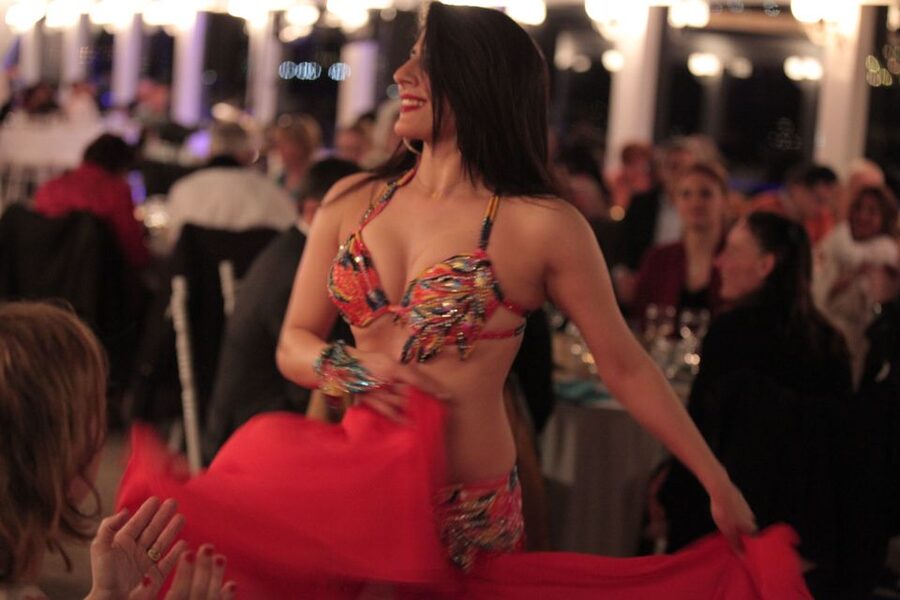 Bosphorus: Dinner Cruise with Live Performances Experience - Belly Dancing, Henna, and Turkish-Romani Dance
