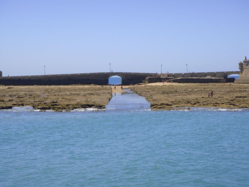 Cádiz: Bay of Cádiz Catamaran Tour with Host - Commentary in five languages