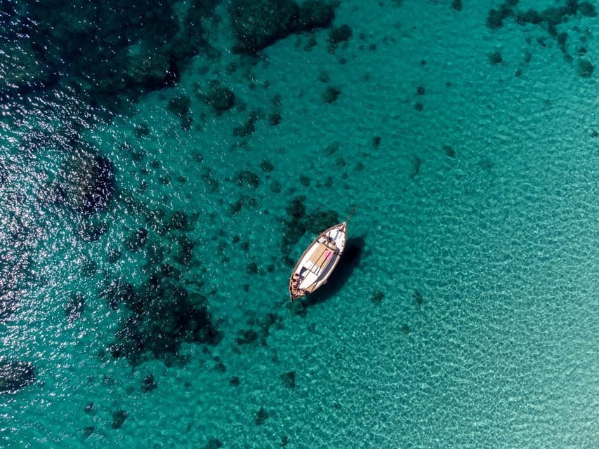 Cagliari: Classic Boat tour along the gulf with tasting. - Guides who shape the experience