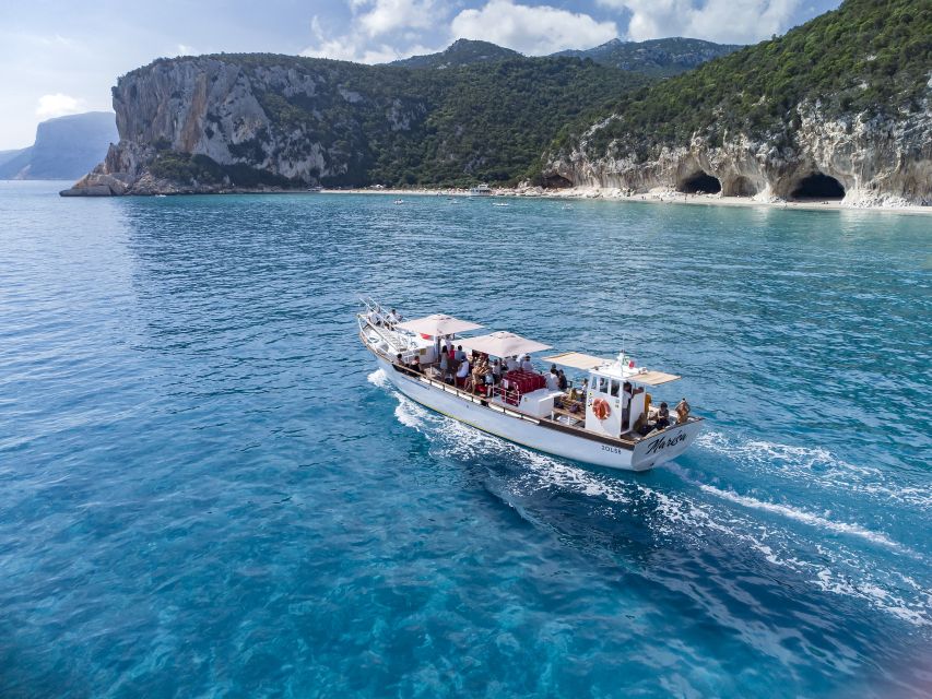 Cala Gonone: Boat ride to Cala Luna beach - Crowding and the high-season question