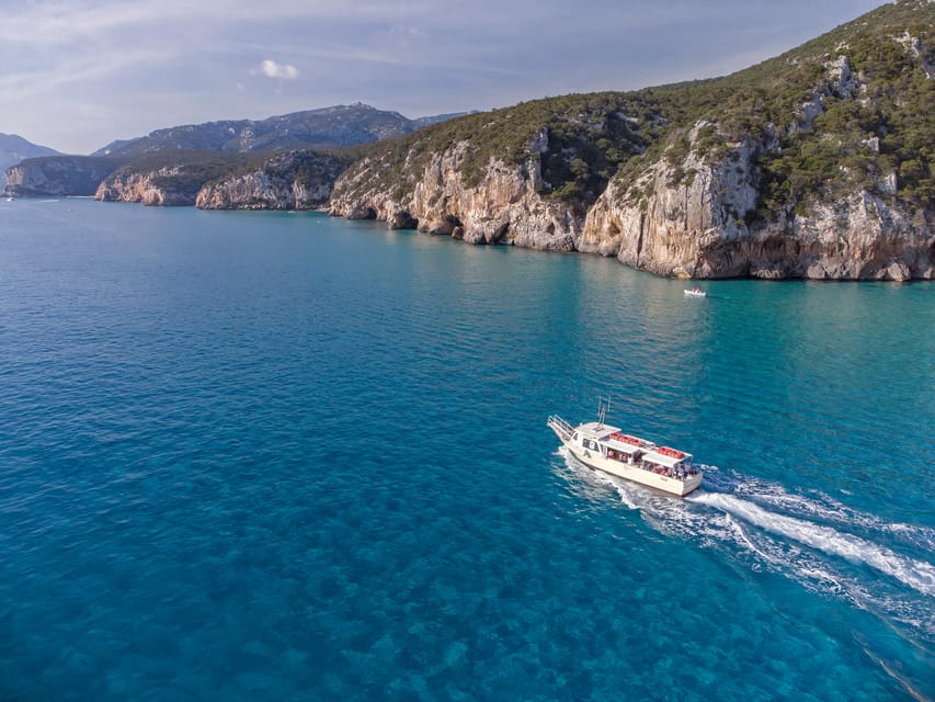 Cala Gonone: Cala Luna and Cala Sisine Boat Tour - A six-hour escape from Cala Gonone