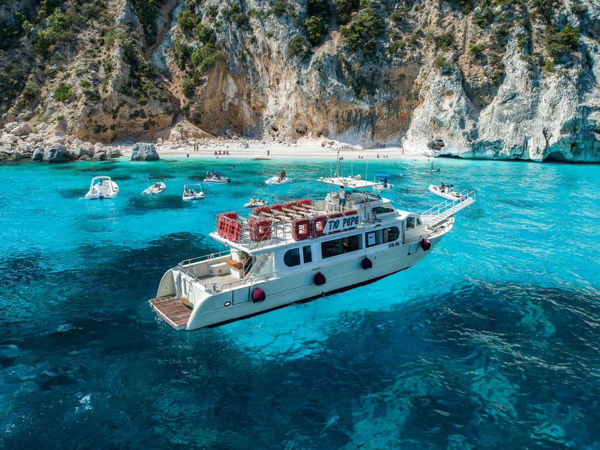 Cala Gonone:Cruise in the Gulf of Orosei with Cala Goloritzé - The cruise along the Baunei coast