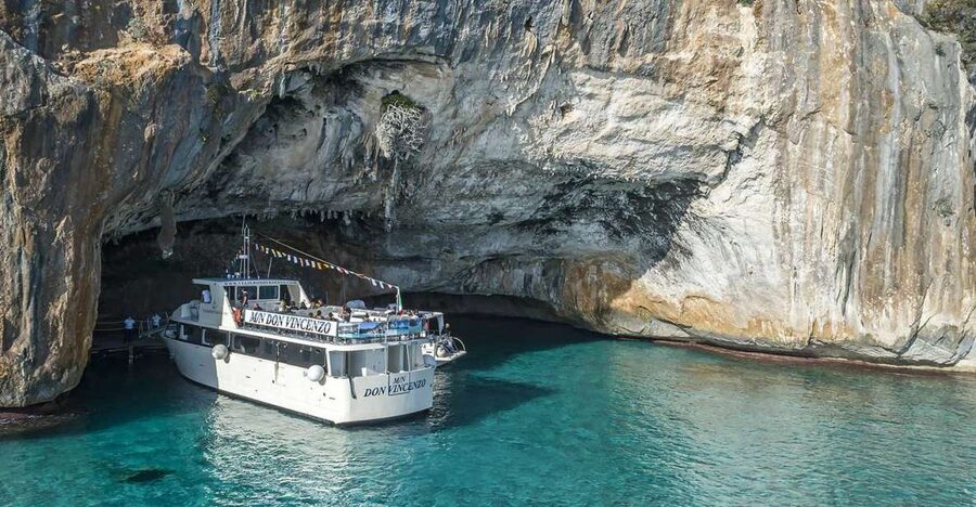 Cala Gonone: Grotta del Bue Marino and Cala Luna Boat Tour - The short coastal ride to Cala Luna