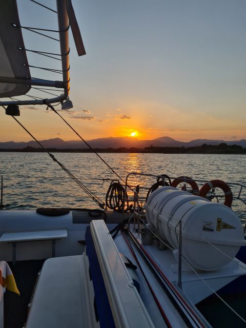 Cambrils: Costa Dorada Sunset Catamaran Cruise with Drinks - How the cruise works for families and groups