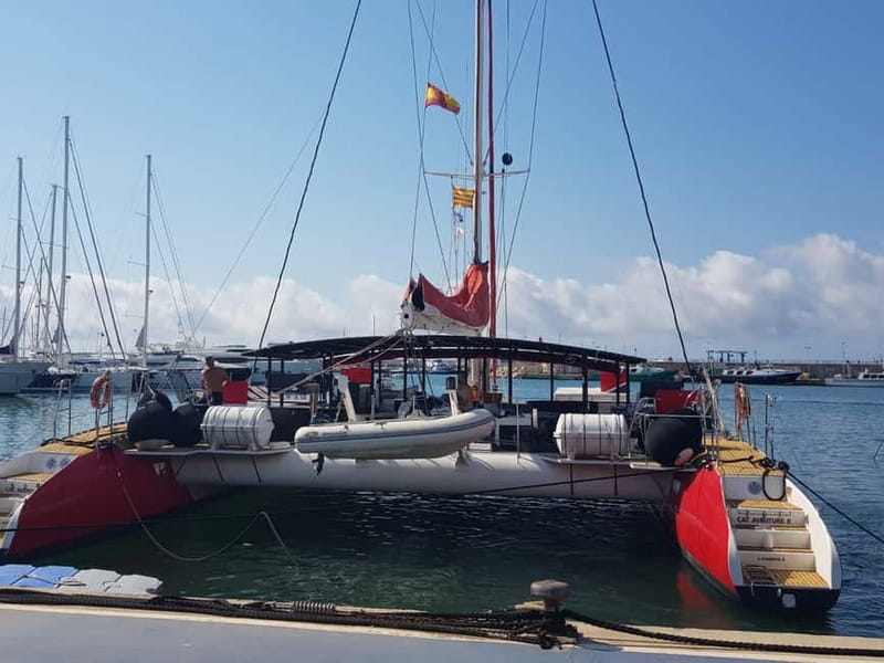 Cambrils/Salou: Coastline Catamaran 2h with drinks, pickup - The first 40 minutes along the Costa Dorada