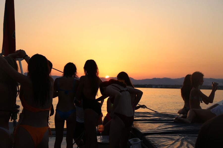 Cambrils: Sunset Catamaran Cruise & Drinks w/ Sunbed - Who will enjoy this cruise most