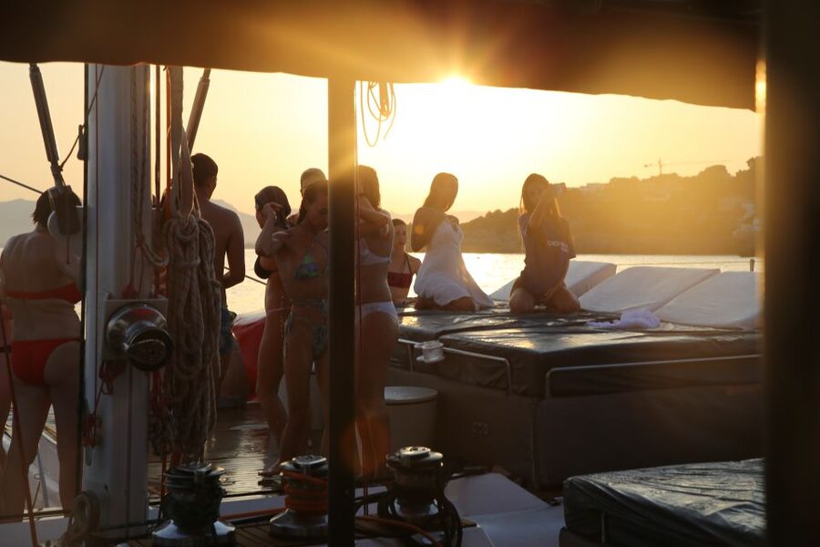 Cambrils: Sunset Catamaran Cruise & Drinks w/ Sunbed - Finding the boat at either Cambrils departure point