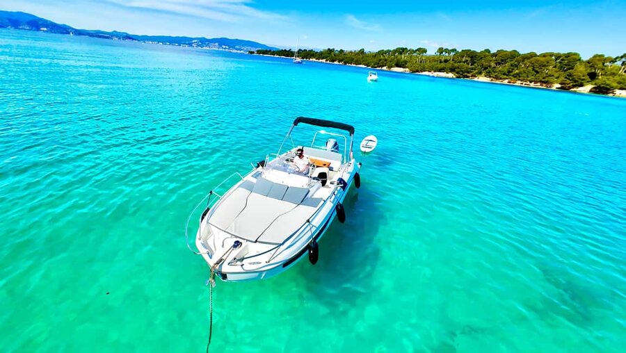 Cannes: Lérins Islands Private Boat Tour - The first 30 minutes across Cannes Bay