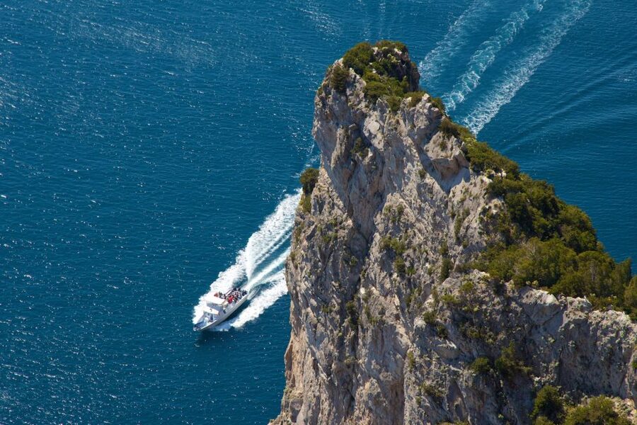 Capri: Guided Island Boat Tour With a Stop at the Caves - Rounding the Faraglioni