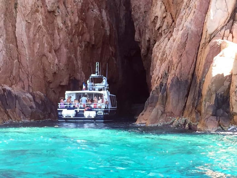 Cargèse: Calanques of Piana on a family boat - Capo Rosso and the red granite caves