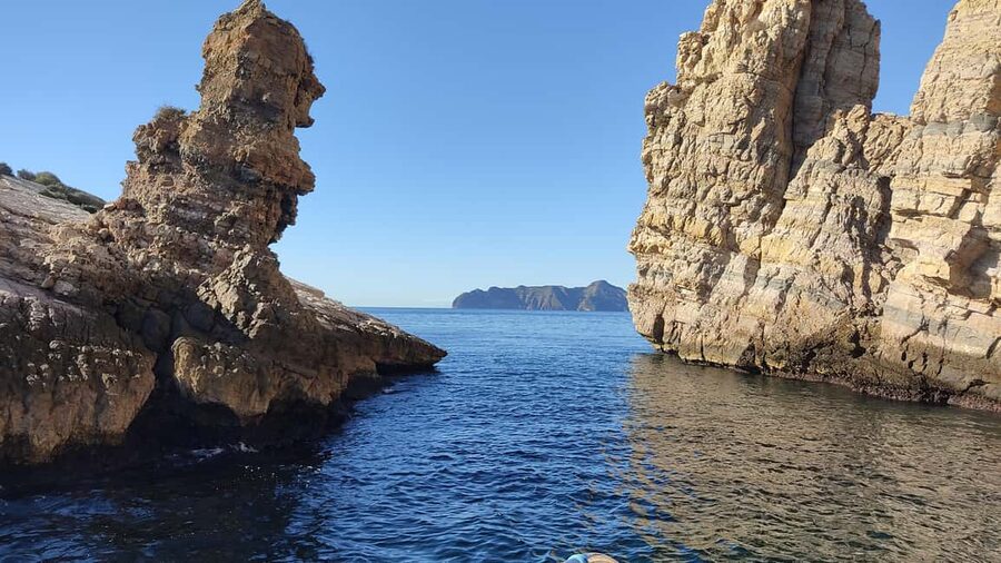 Cartagena: Guided boat tour to Isla de las Palomas - The Arco de Amalia and the changing rock colors