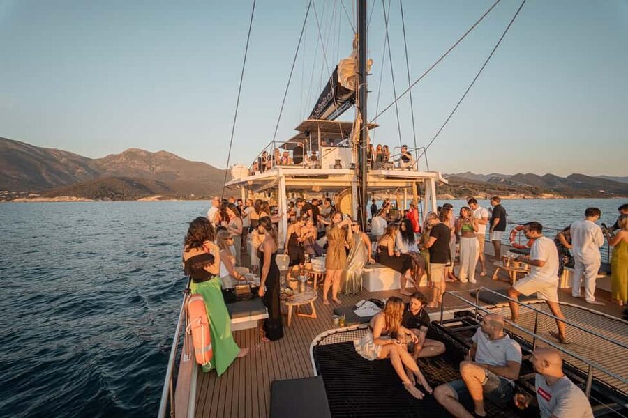 Catamaran half-day excursion - Meal box and the onboard bar