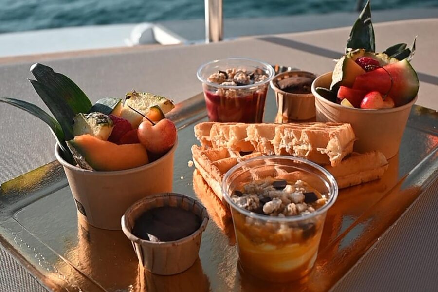 Catamaran Lucile | Sunday brunch - Settling aboard the catamaran