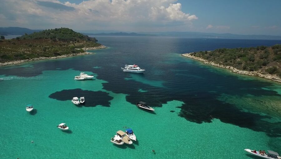 Chalkidiki: Blue Lagoon & Ammouliani Island Cruise & Lunch - Leaving Ouranoupoli and looking through the glass bottom