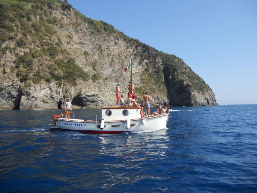 Cinque Terre: 2-Hour Private Boat Tour - What the guides add to a short private trip