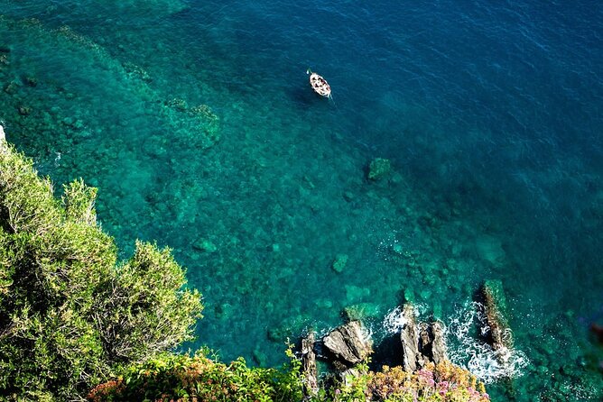 Cinque Terre Hybrid Boat Tour from Monterosso - Corniglia above the cliffs