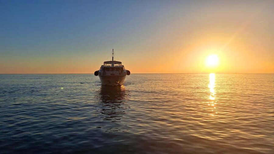 Cinque Terre: Sunset cruise tour with aperitif - Sailing toward Porto Venere and Palmaria Island
