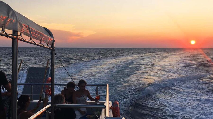 Cinque Terre: Sunset cruise tour with aperitif - Aperitif with Italian snacks