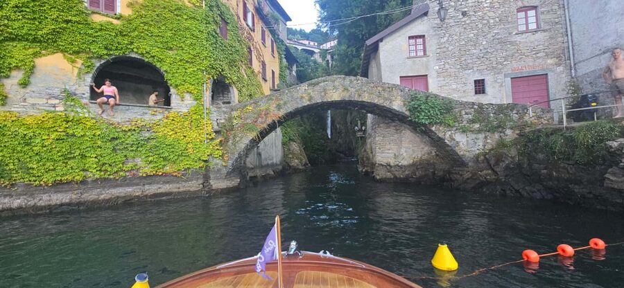 Como: Wooden Boat Shared 1-Hour Tour - Moltrasio, Villa Fontanelle, and Villa Passalacqua