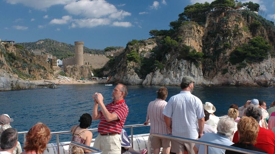 Costa Brava: Boat Ride and Tossa Visit with Hotel Pickup - Exploring Tossa de Mar and its medieval walls